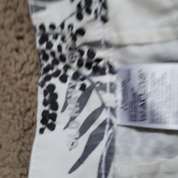 Old navy size 6 pixie shorts - Picture 3 of 4